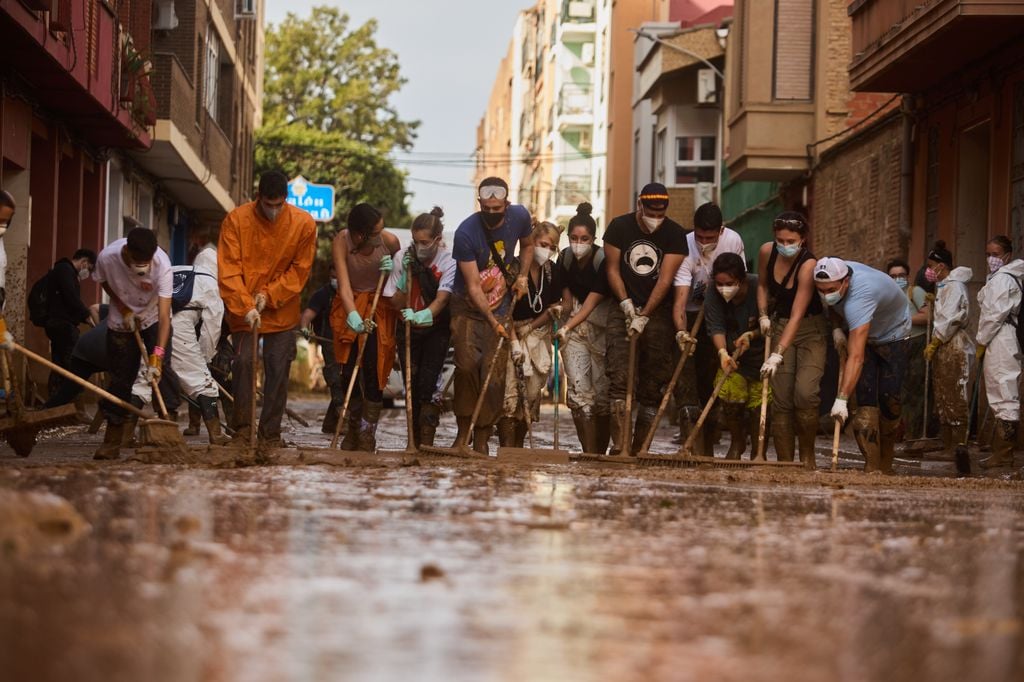 Voluntarios en la zona 0 de Valencia tras el paso de la DANA