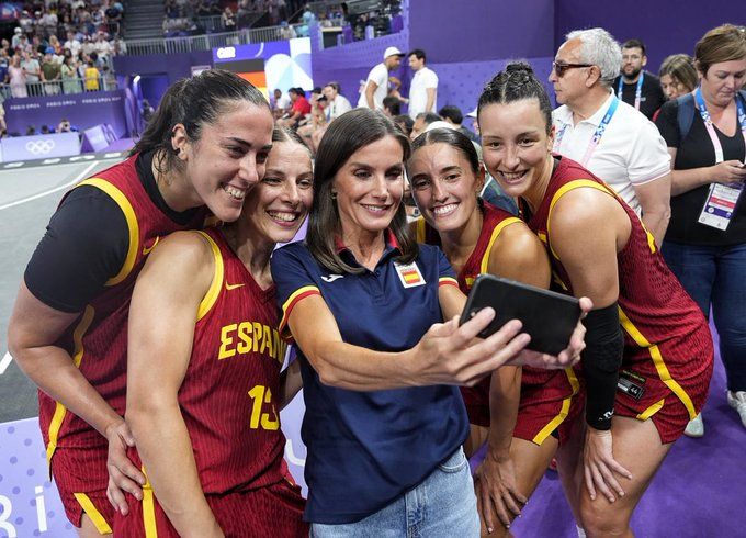 La Reina, junto a Vega Gimeno, Sandra Ygueravide, Gracia Alonso de Armiño y Juana Camilión tras su victoria ante Canadá en el partido de la ronda de grupos de los Juegos Olímpicos