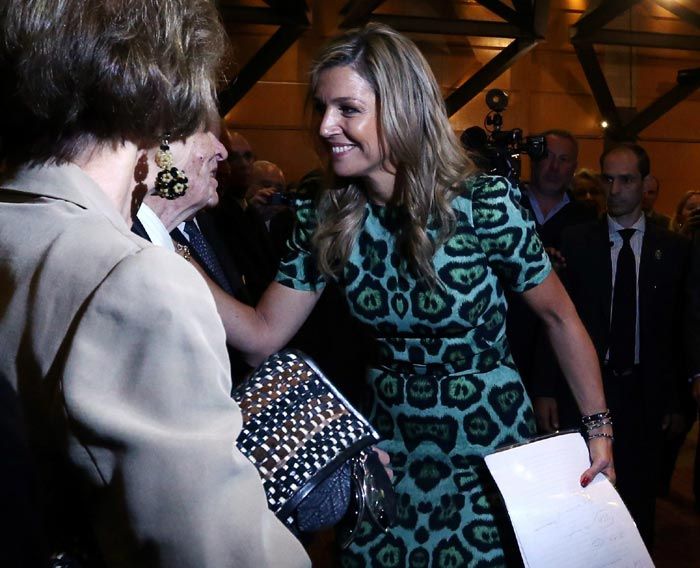 La Reina se encontró con sus padres durante la conferencia que dio en la universidad en la que ella se licenció
