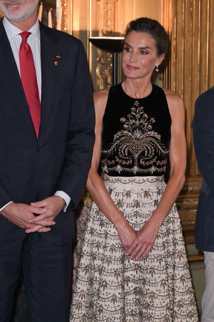 La reina Letizia deslumbra en París con look francés