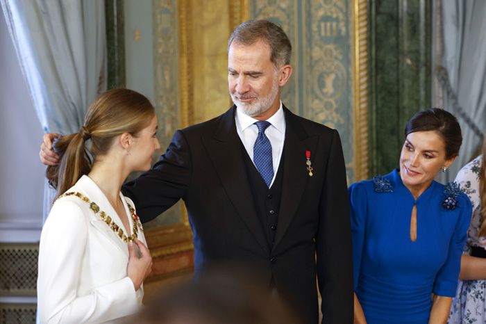 Felipe VI coloca el pelo de su hija