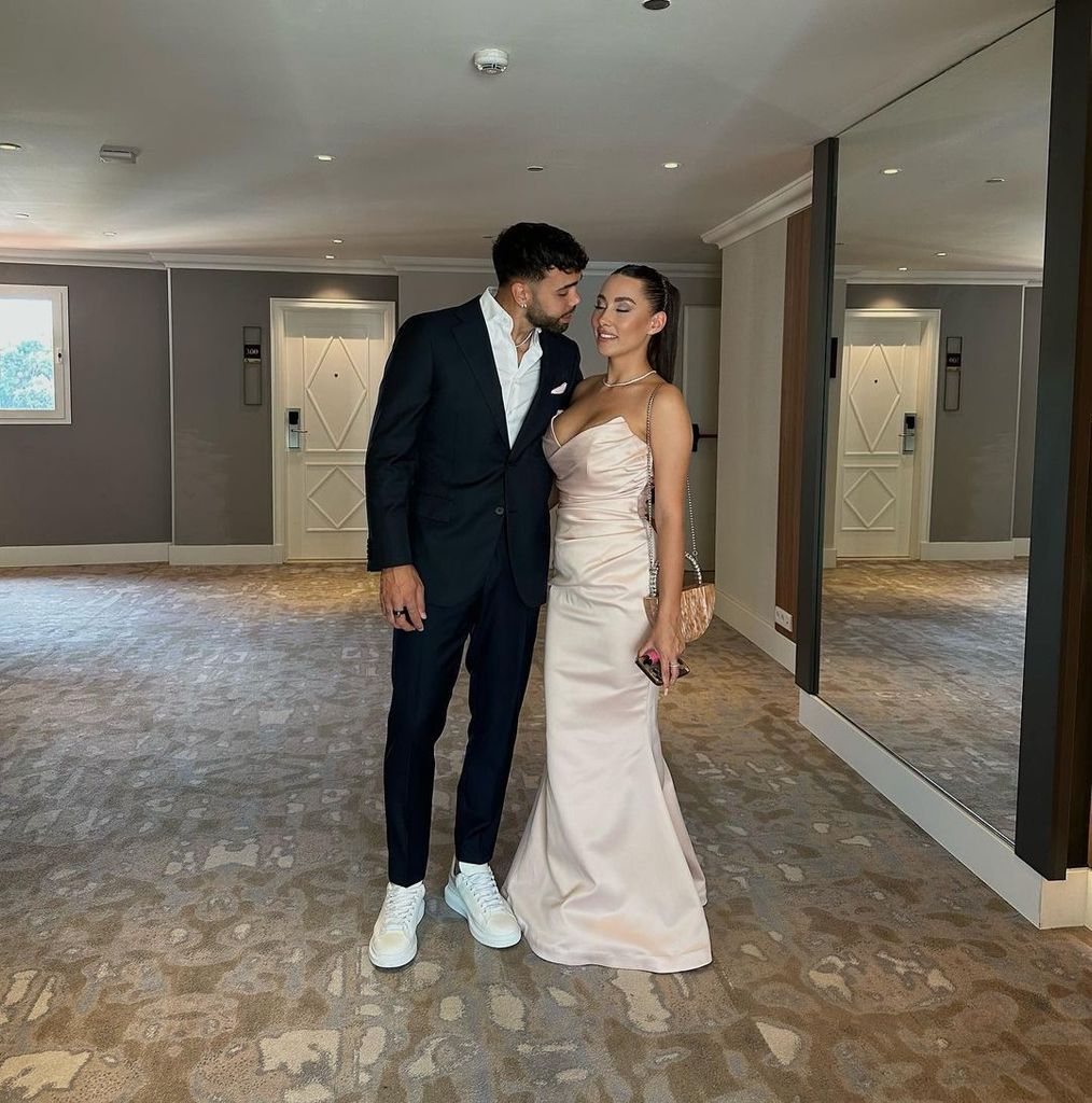 Tatiana Trouboul y David Raya vestidos para un evento elegante