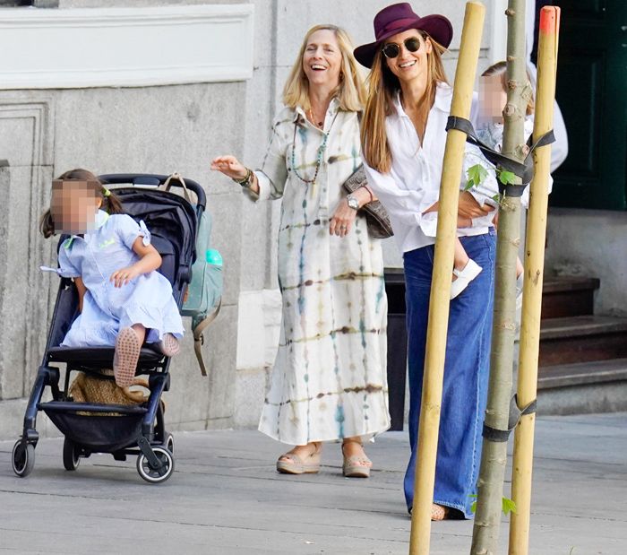 Ariadne Artiles y José María García Fraile con sus hijas por Madrid