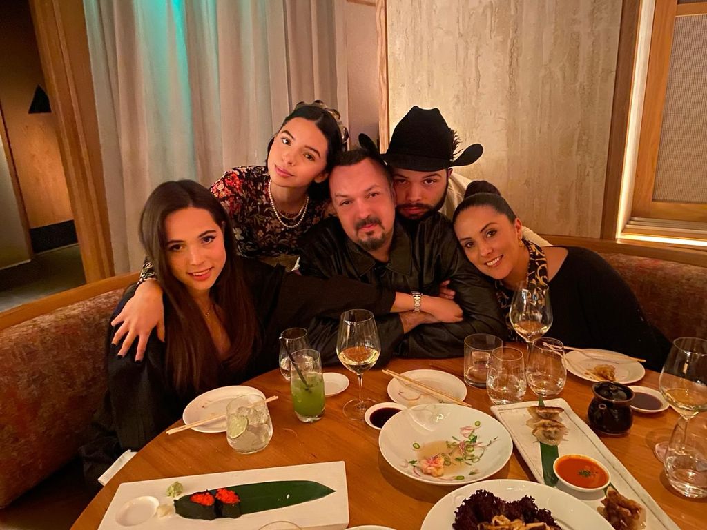 Pepe Aguilar con su esposa Aneliz y sus hijos Leonardo, Ángela y Aneliz.