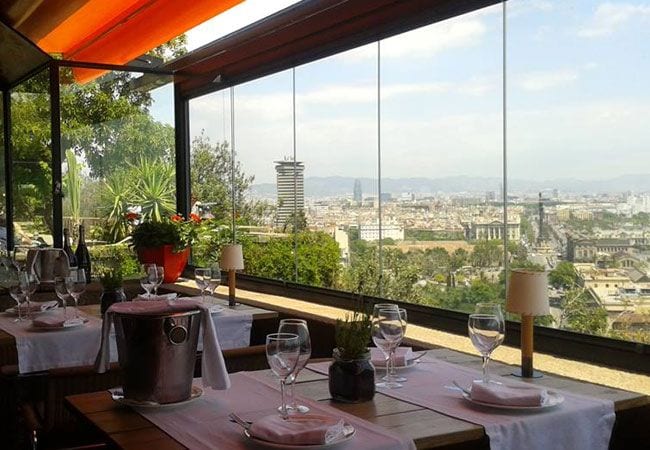 De los diferentes espacios de Terraza Martínez destaca su terraza cubierta, menos casual que los otros y con una maravillosa carta de arroces servidos con unas bonitas vistas de la ciudad. 