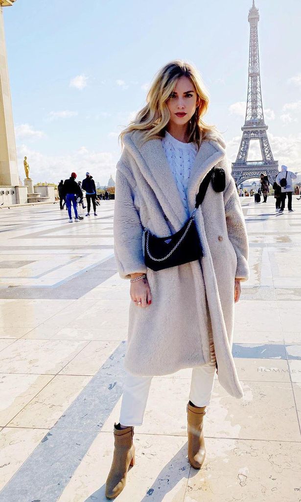 chiara ferragni con beige long coat white sweater white pants y ankle boots