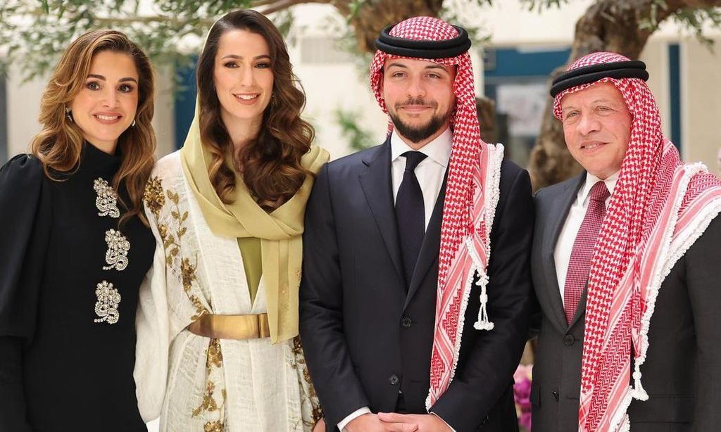 Los Reyes de Jordania con el príncipe Hussein y su novia