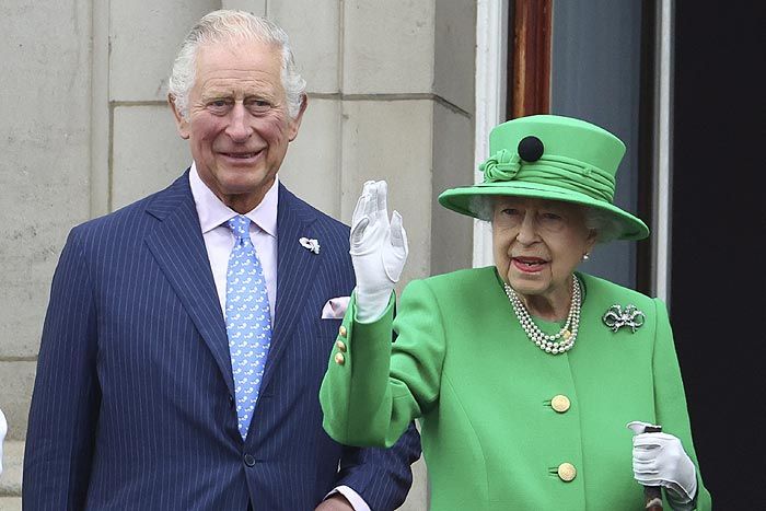 Isabel II y su hijo Carlos de Inglaterra