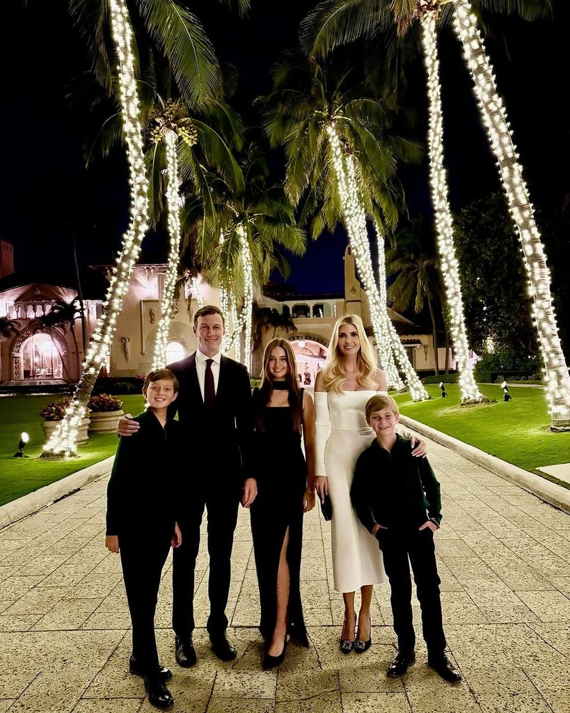 Ivanka Trump junto a su marido y sus tres hijios