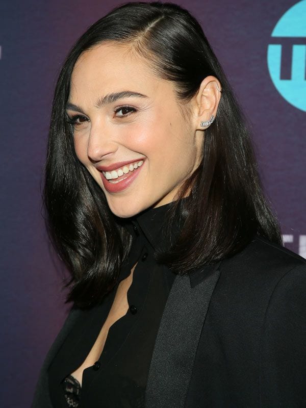 Gal Gadot con outfit color negro