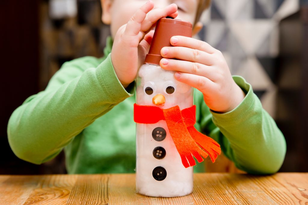 Muñeco de nieve con un bote vacío y algodón