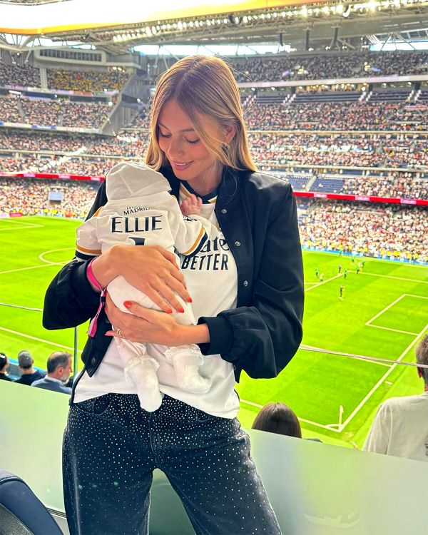 Mishel Gerzig con su niña en brazos