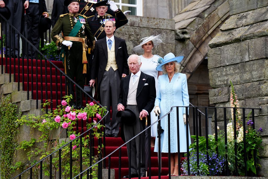 El rey Carlos III y la reina Camilla con los duques de Edimburgo, el príncipe Eduardo y la duquesa Sophie durante una Fiesta en el Jardín en la residencia oficial del soberano en Edimburgo. 2 de julio de 2024