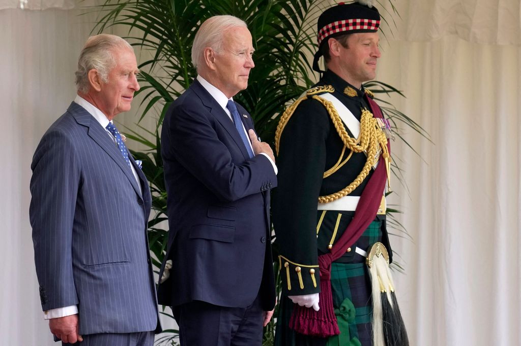 Johnny Thomspon con Carlos III y Biden