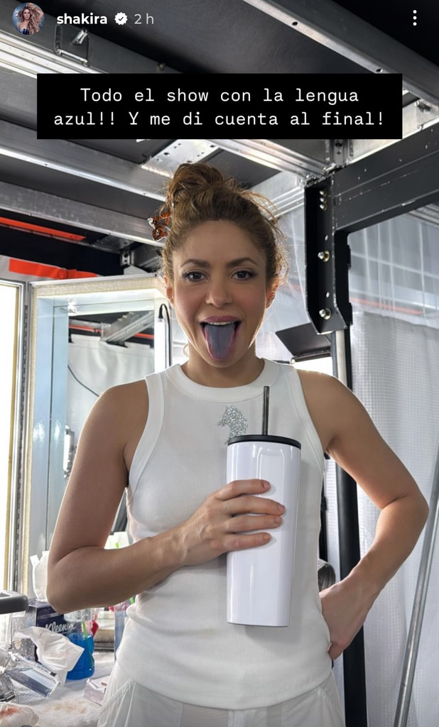 Shakira, una ‘loba’ con lengua azul 