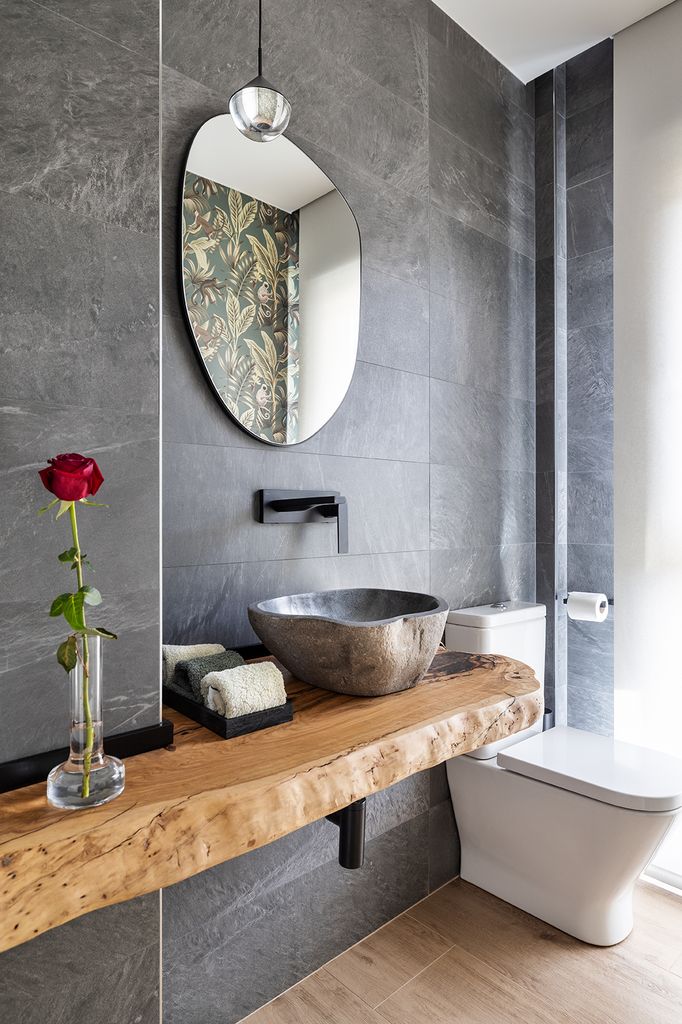 Baño con tronco de madera como encimera