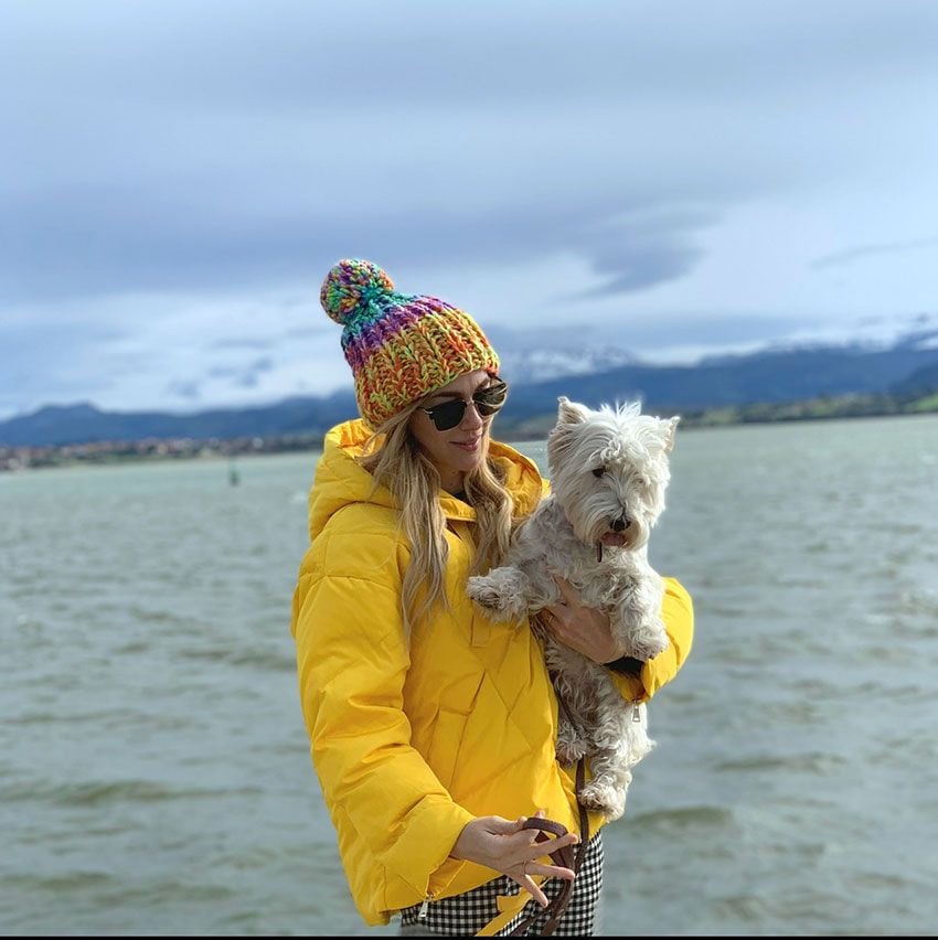 Marta Hazas en Santander junto a su perrita