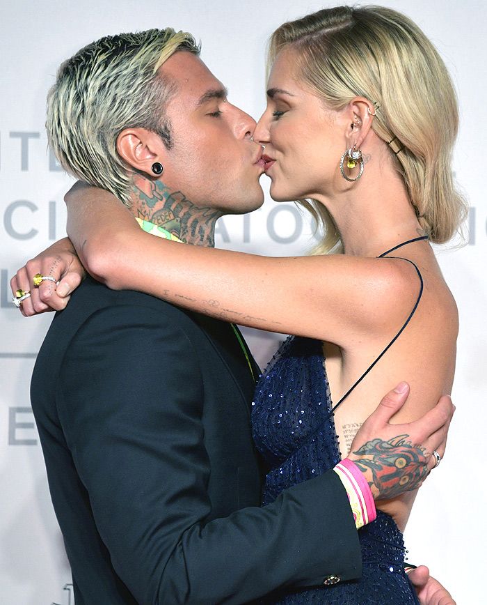 Chiara Ferragni y Fedez dándose un beso