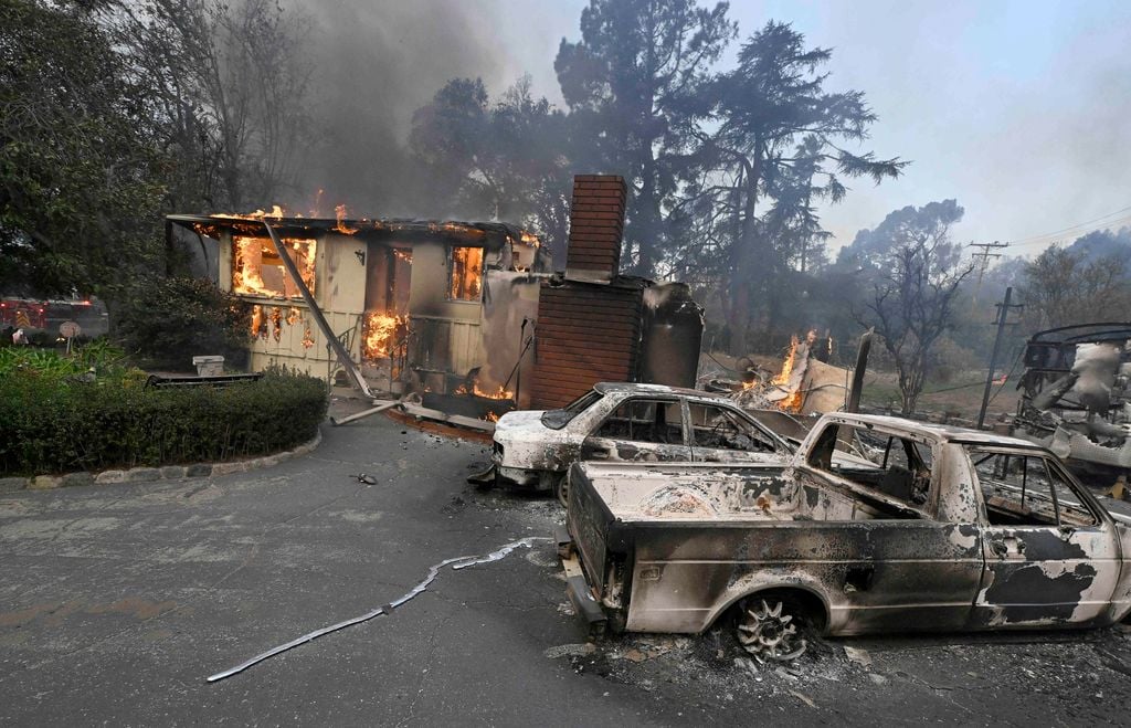 Una casa y un par de vehículos destruidos tras el incendio Eaton, en Altadena, en la mañana del 8 de enero de 2025