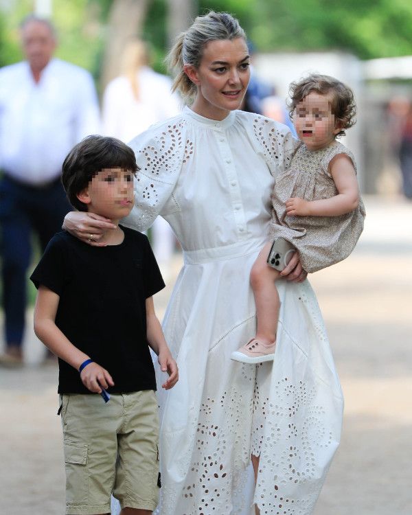 Marta Ortega con sus dos hijos