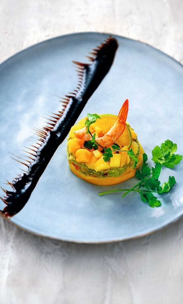 Timbal de gambas, aguacate y mango