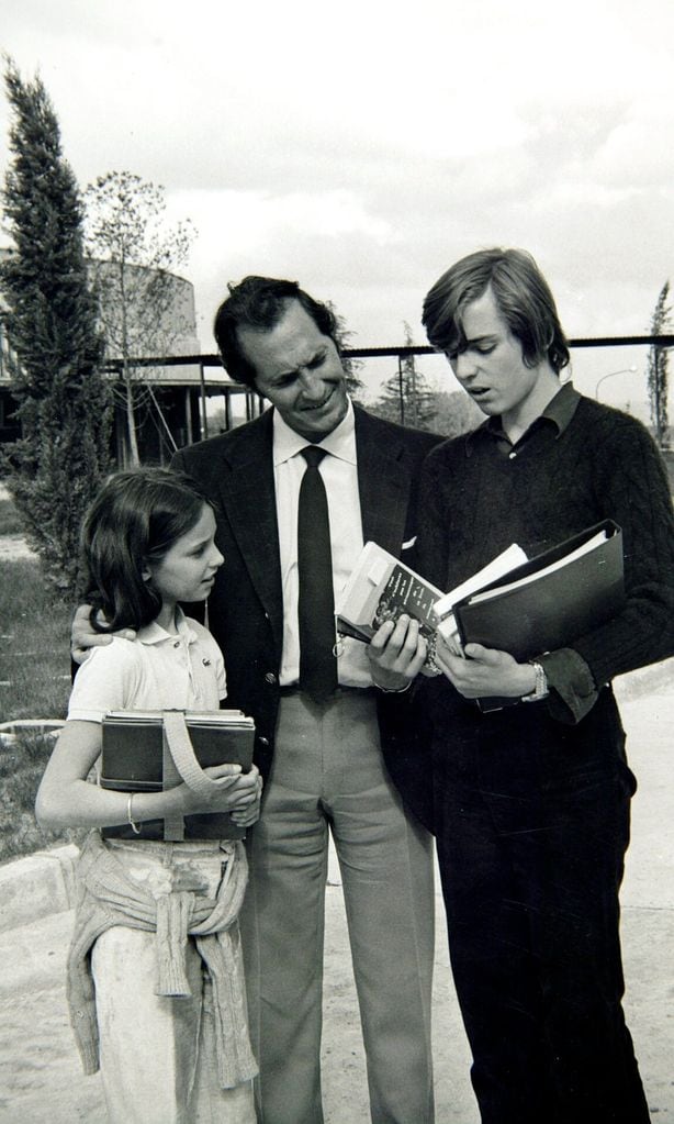 El torero Luis Miguel Dominguín con sus hijos Miguel Bosé y Lucía Dominguín Circa 1970