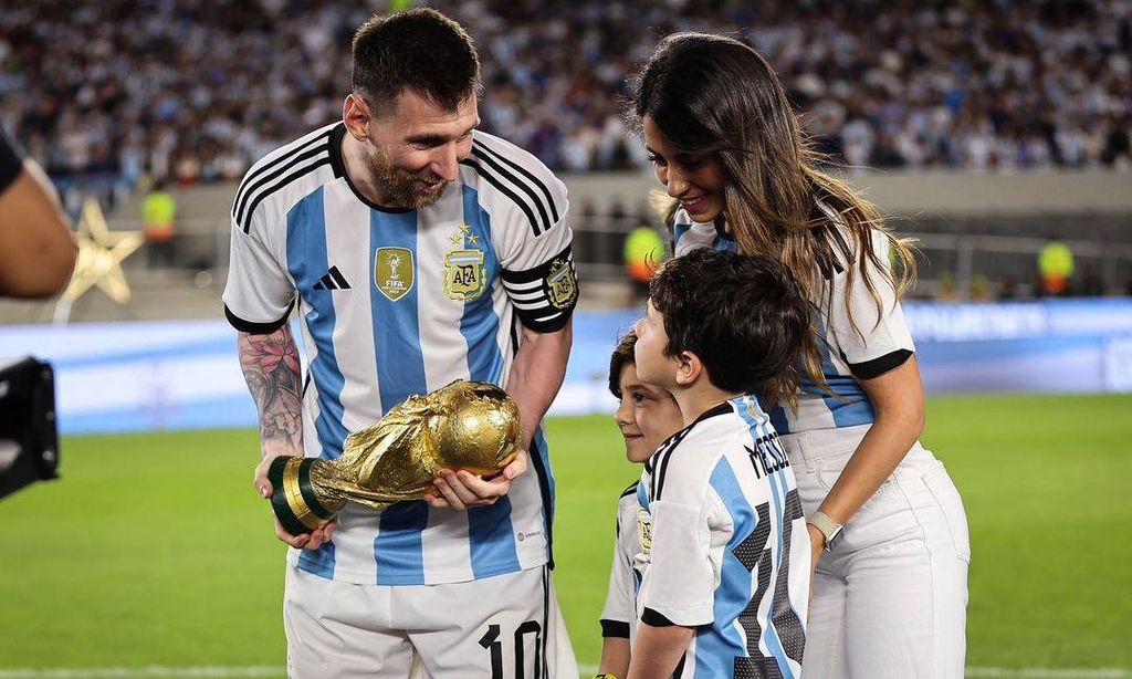 lionel messi en su regreso a las canchas de argentina tras ganar el mundial