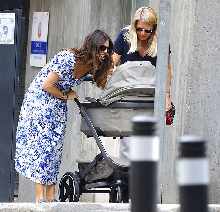 Primer paseo de Isabelle Junot con su hija Philippa y su madre