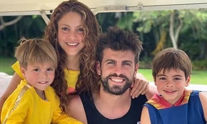 Shakira y Piqué con sus hijos