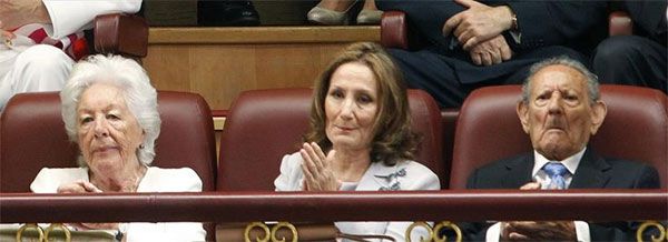 La madre de la Reina Letizia, Paloma Rocasolano, su abuelo materno, Francisco Rocasolano, y su abuela paterna, Menchu Álvarez del Valle, durante el acto de proclamación ante las Cortes Generales del Rey Felipe VI
