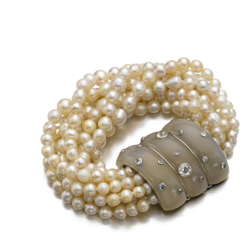 SUZANNE BELPERRON chalcedony, cultured pearl and diamond bracelet, circa 1935. Estimated 35,000 - 55,000 CHF