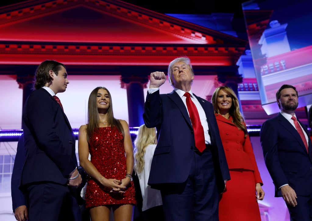 Donald Trump con sus nietos, hijos de Donald Trump Jr., en la convención republicana en Milwaukee, julio 2024
