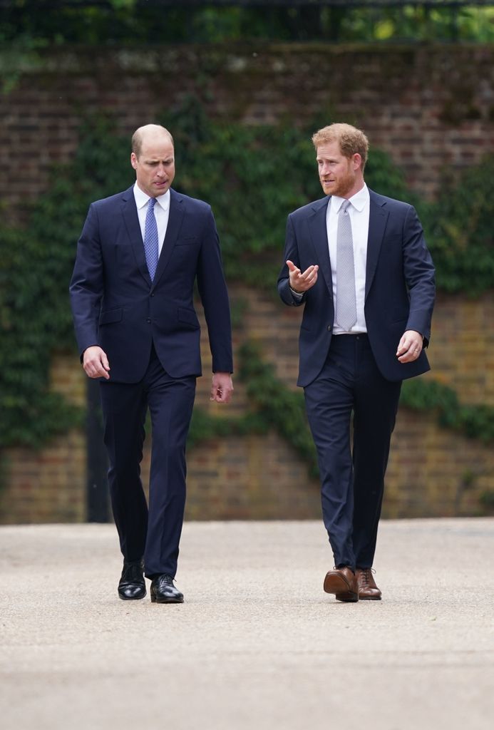 La relación entre los hermanos Guillermo y Harry estaba rota, según Harry, mucho antes de que él decidiera abandonar la Casa Real británica. Desde entonces solo han coincidido en dos ocasiones: en julio de 2021, cuando se conmemoró día en el que Diana de Gales habría cumplido los 60 años; y en tras la muerte de Isabel II. Después los hermanos no han vuelto a coincidir en una misma foto, ni siquiera,  con motivo de la coronación de Carlos III