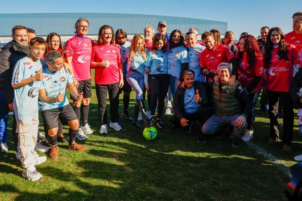 Ana Obregón junto a algunos de los participantes del evento, momentos antes de hacer el saque de honor