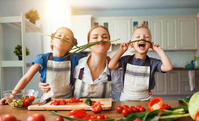 familia en la cocina