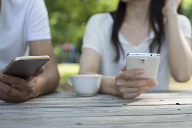 Así afecta el “Phubbing” a tus relaciones