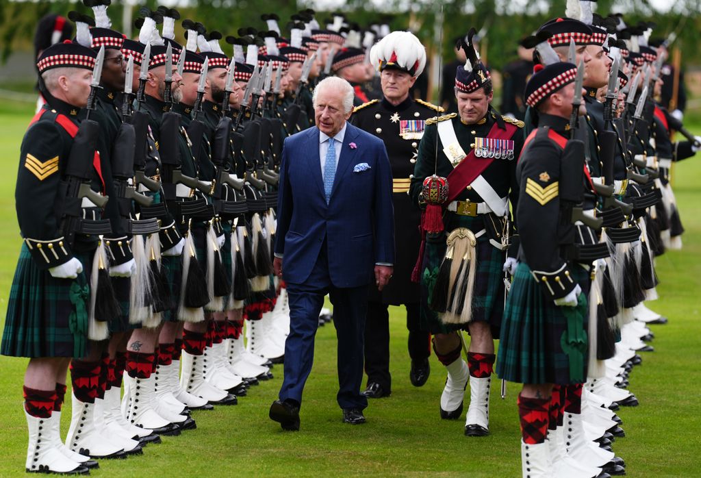 El rey Carlos III durante la ceremonia de entrega de llaves que marca el inicio de su semana real en Escocia