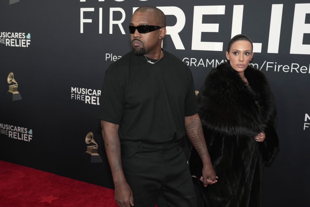 Kanye West y Bianca Censor en la 67a. edición de los GRAMMYS en la Crypto.com Arena 