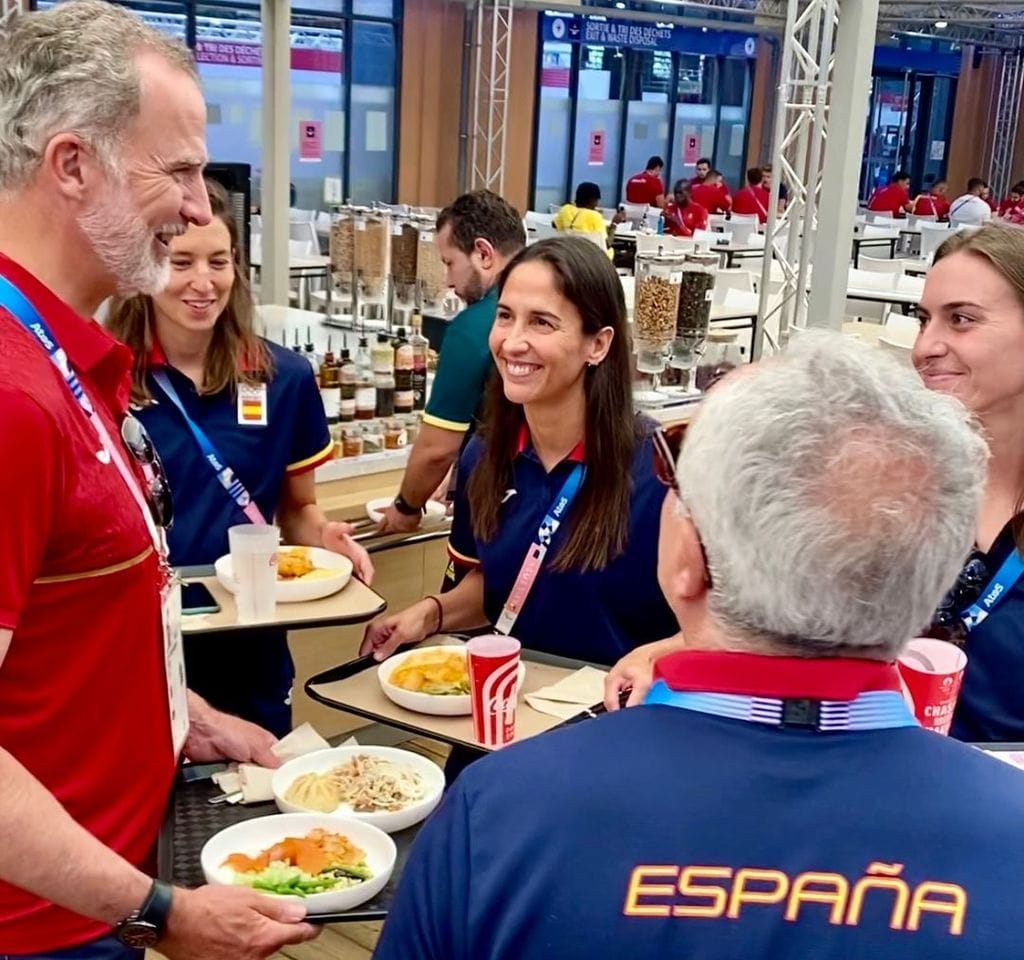 Felipe Vi junto a unas atletas españolas