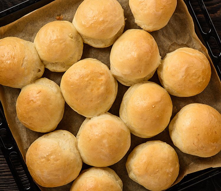 Bollitos de pan de patata recién salidos del horno