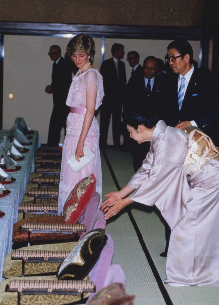 La princesa Diana de Gales con un vestido de Zandra Rhodes en Kioto, Japan, el 9 de mayo de 1986