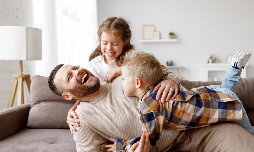 padre jugando con sus hijos