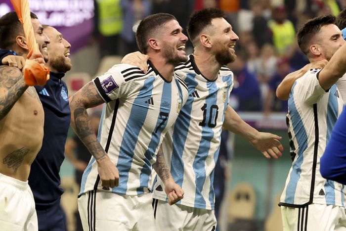 Rodrigo De Paul y Messi tras ganar la semifinal del mundial
