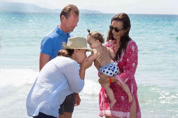 La gran duquesa María Teresa besa a la niña de sus ojos, la pequeña princesa Amalia, indiscutible reina del verano en Cabasson © 2015 Casa Gran Ducal de Luxemburgo
