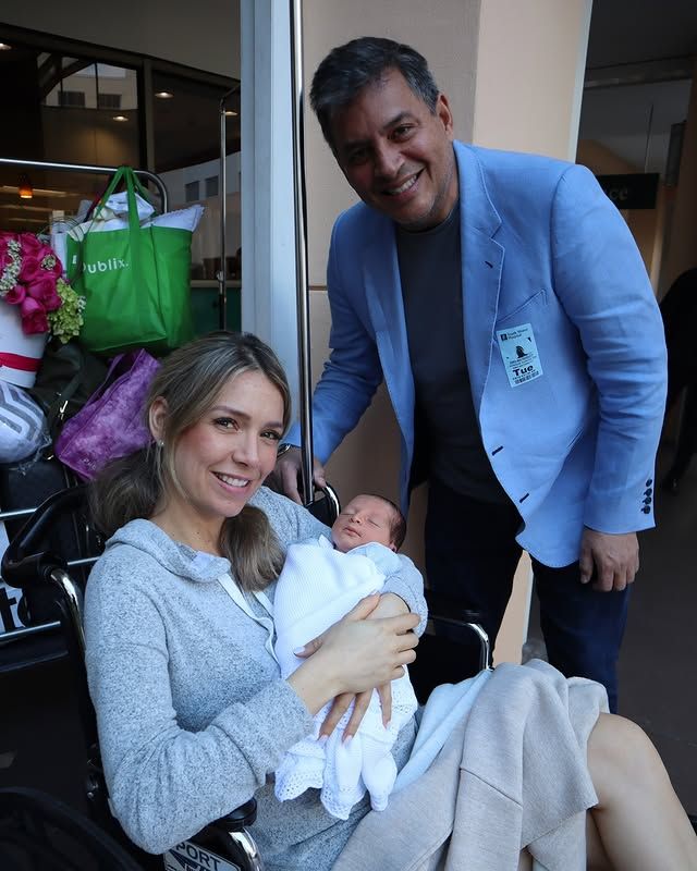 Una bella foto del recuerdo: Alessandra y Daniel con 'El Churri' recién nacido 