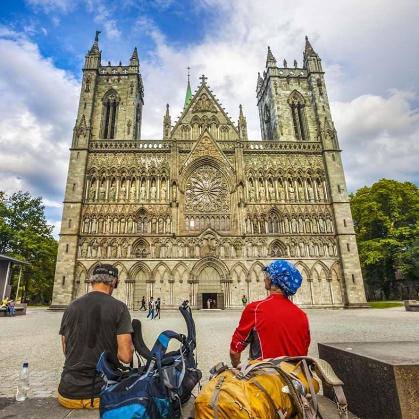 Peregrinos del Camino de San Olav llegando a la catedral de Nidaros.