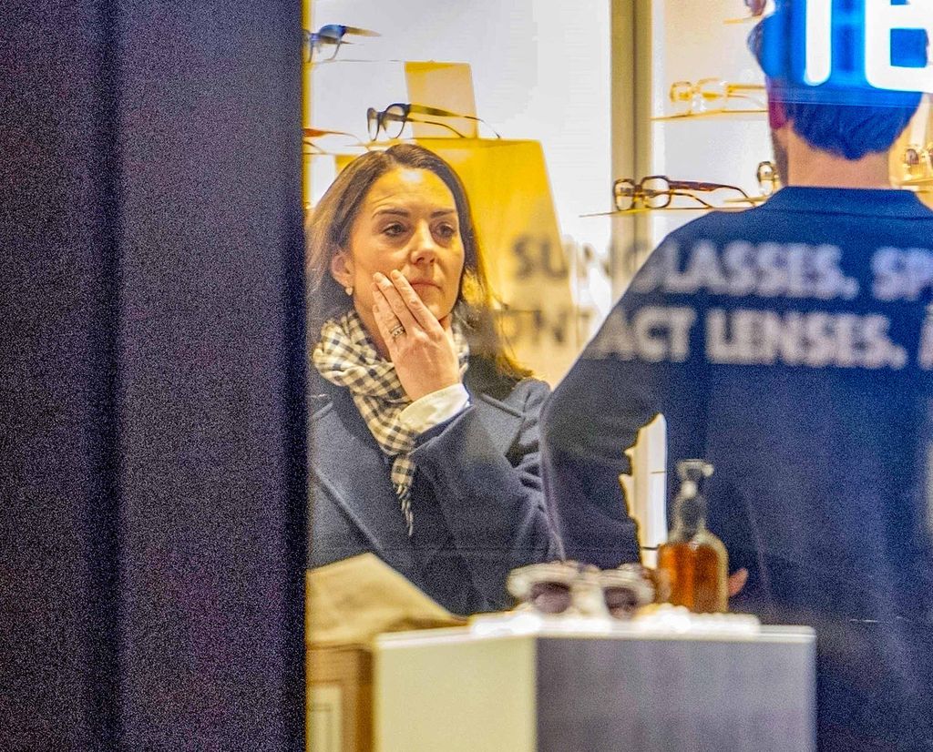 La Princesa de Gales estuvo en la tienda un rato donde fue atendida por el personal.