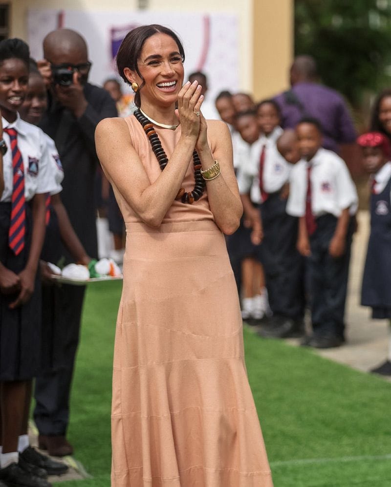 Meghan Markle reaparece en Nigeria y manda un mensaje a la Familia Real con su vestido 'Windsor'