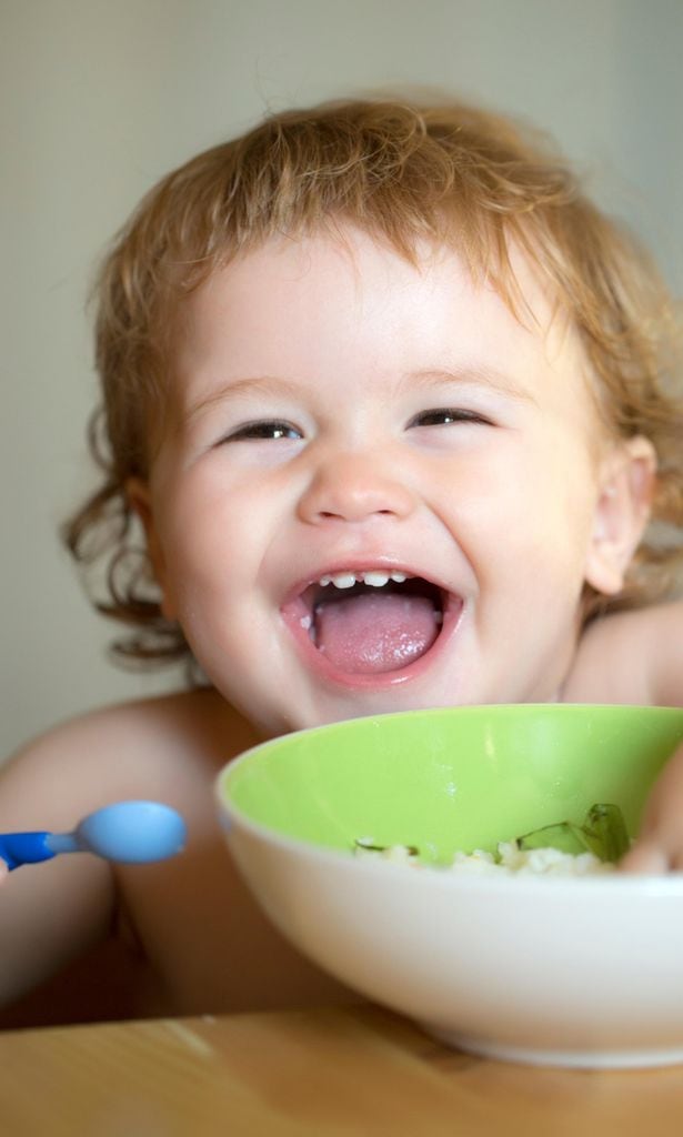 Bebé comiendo porridge