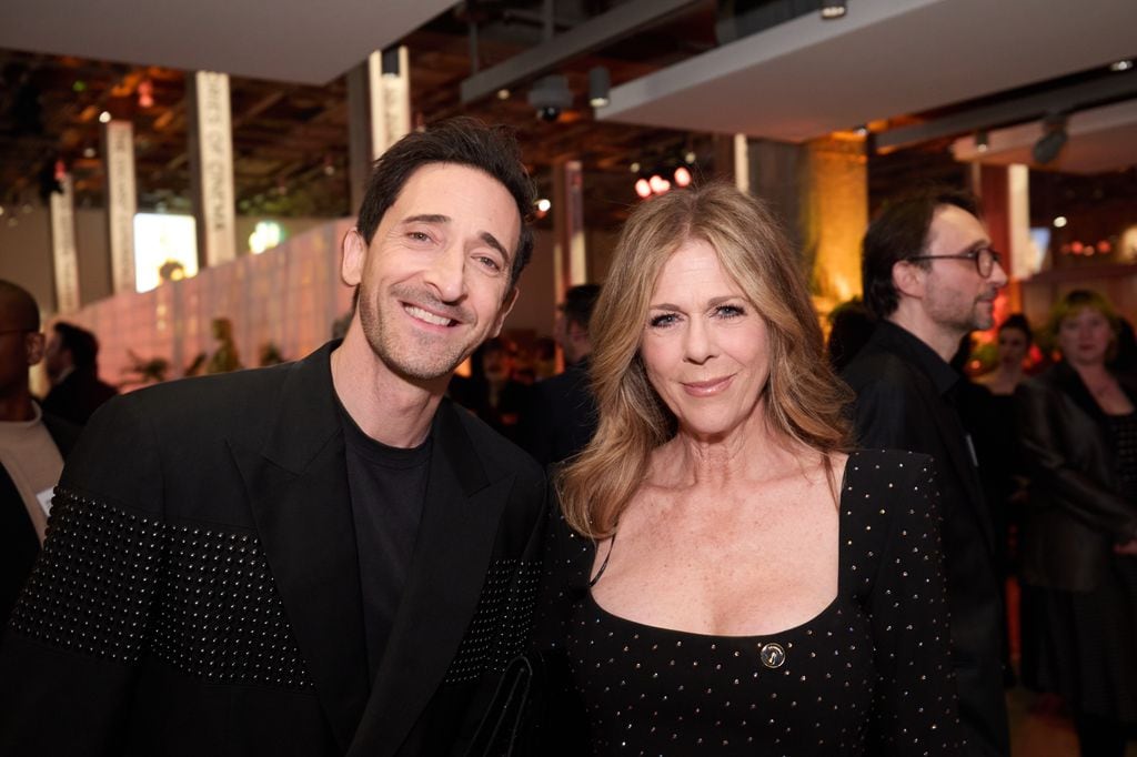 Adrien Brody y Rita Wilson en la cena de los nominados a los Oscar 2025